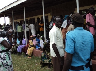 Voters line up to register for south Sudan's referendum on independence in Bor capital of Jonglei state, 16 Nov. 2010 (ST)