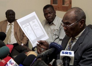 Southern Sudan Referendum Commission (SSRC) Chairperson Mohamed Ibrahim Khalil shows a sample voting card during a news conference at the SSRC headquarters in Khartoum, November 14, 2010 (Reuters)