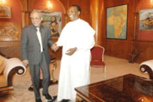 President Deby (L) greets Sudanese presidential adviser in his office November 26, 2010 (Chadian presidency)