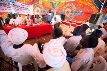 Joint Chief Mediator for Darfur Djibrill Bassolé, Qatari Foreign Minister Ahmed bin Abdullah Al-Mahmoud met with internally displaced people from Kalma camp near Nyala on 29 November 2010 (photo UNAMID)