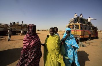 Southern Sudanese women from Abyei, who have resided in the north for 21 years, walk to a bus to transport them back to the Abyei oil-producing area region during the fifth registration day for the referendum of southern Sudanese independence, in Khartoum November 19, 2010. (Reuters Pictures)