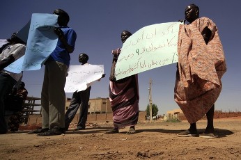 Students from the southern Abyei oil region demonstrate outside the South Sudan coordinator office against the delays of the Abyei referendum in Khartoum November 4, 2010 (Reuters)