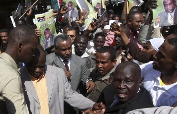 FILE - Sudan People's Liberation Movement (SPLM) presidential candidate Yasir Arman (3rd L) is welcomed by supporters at Khartoum airport January 21, 2010 (Reuters)
