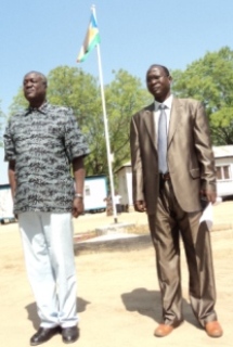 Jonglei state governor Kuol Manyang Juuk (L) and JSLA Speaker Peter Chol Wal at a gaurd of honor at the opening of state assembly in Bor, ahead of South Sudan's referendum on independence. Dec. 14, 2010 (ST)