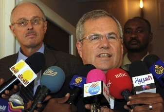 Scott Gration, U.S presidential special envoy to Sudan, speaks to the media after meeting with Mohamed Ibrahim Khalil, chairperson for the Southern Sudan Referendum Commission (SSRC), after closing registration for the Southern Sudan Referendum, in Khartoum December 13, 2010 (Reuters)