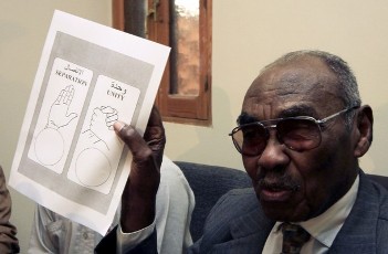 Southern Sudan Referendum Commission (SSRC) Chairperson Mohamed Ibrahim Khalil shows a sample voting card during a news conference at the SSRC headquarters in Khartoum, November 14, 2010 (Reuters)