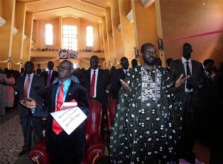 President Salva Kiir Mayardit (R) joins the congregation during Christmas prayers at Kator church in Juba, South Sudan. Dec 25, 2010 (Photo: Larco Lomoyat)