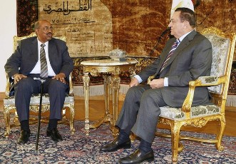 FILE - Egypt's President Hosni Mubarak (R) meets with Sudan's President Omer Hassan al-Bashir in Cairo March 25, 2009 (Reuters)