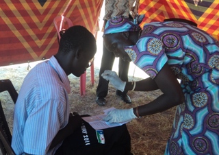 A nurse gives a voluntarily HIV/AIDs test during World AIDs Day celebrations in Bentiu Stadium, Unity state, South Sudan. Dec. 1, 2010 (ST)