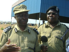 Commissioner Moses Binoga, the head of the 30-man delegation of Police officers from Uganda explains the importance of the one-month training at Rajaf, South Sudan. Dec. 2, 2010 (ST)