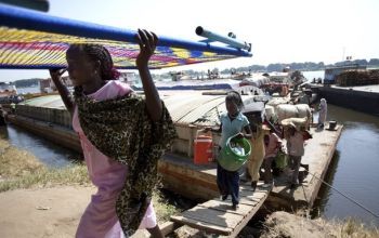 South Sudan returnees arrive at the main port of Juba after 17 days on a boat from Khartoum, December 17, 2010. (Reuters)