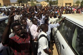 Students shout as they surround UNAMID vehicles in Zalingei town in west Darfur Dec 1, 2010 (Reuters)