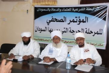 Mohamed Abdel Karim (L) appears in a press conference held in Khartoum by Leadership of Association of Muslim Scholars on 22 Dec 2010 (Al-Sahafa.sd)