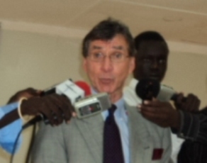 US Consul General Ambassador Barrie Walkley speaks to journalists at VOA training in Juba on Dec. 9, 2010 (ST)