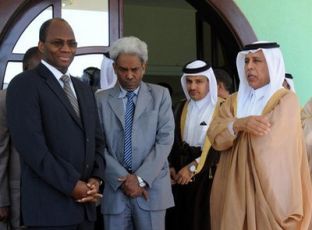 AU-UN Chief Mediator Djibril Bassole (L) and Qatar's Minister of State for Foreign Affairs Ahmed Bin Abdullah Al-Mahmoud (R) while the government top negotiator stands in the middle after a meeting with President al-Bashir in Khartoum Nov 27, 2010. (Reuters)