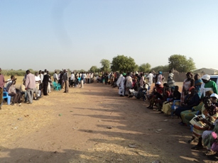 A_long queue of voter line up at Dare polling center in Bentiu, Unity state. Jan 9, 2011 (ST)
