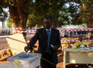 Western Equatoria governor casts his vote at a Yambio town center, W. Equatoria state. Jan 9, 2011 (ST)