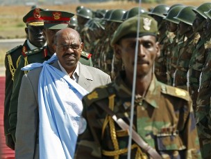 Sudan's President Omar Hassan al-Bashir reviews an honor guard at the airport in Juba January 4, 2011 (Reuters)