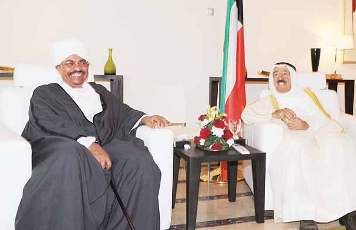 FILE - Sudanese president Omer Hassan Al-Bashir (L) and the Emir of Kuwait Sheikh Sabah Al-Ahmad Al-Jaber Al-Sabah (R)