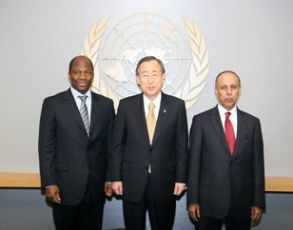 Djibril Bassole (R) and Ahamed bin Abdullah Al-Mahmoud (L) pose with the UN Secretary General Ban Ki-Moon on Friday 21 January 2011 (QNA)