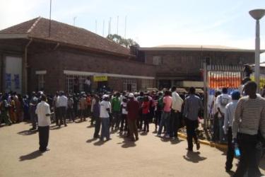 Hundreds of southern Sudanese gathered inside the Railway Club’s polling station in Nairobi, Kenya, to vote in the referendum, January 9, 2011 (ST)