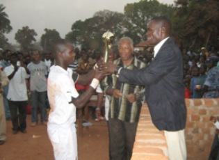W. Equatoria Governor Bangasi Joseph Bakosoro hands the referendum cup to Villa United football club. Jan 16, 2011. (ST)