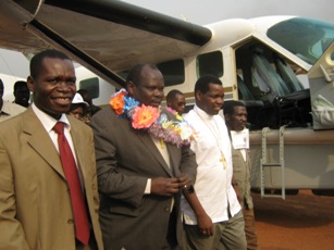 Bakosoro, W. Equatoria Governor (Left) Pagam Amum (Center) and Catholic Bishop of Tambura-Yambio Diocese Edwardo Hiboro Kusala (Right) upon Amum’s arrival at Yambio airstrip on Jan 6, 2011 (ST)