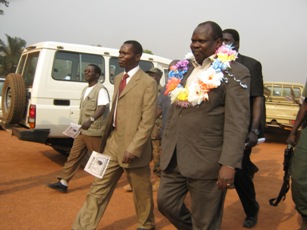 SPLM Sec. Gen. Pagan Amum and W. Equatoria Governor Bakosoro arrrive at the state secretariat premises, on Jan 6, 2011 (ST)