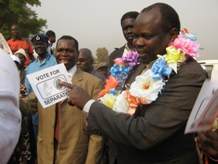 Pagan Amum educating W. Equatoria State citizens on the symbol for seperationl, upon arrival at Yambio Freedom Square on Jan 6, 2011 (ST)