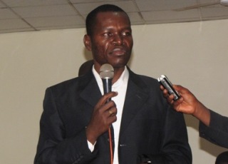 W. Equatoria State governor addressing the girls in Yambio. Jan 26, 2011 (ST)