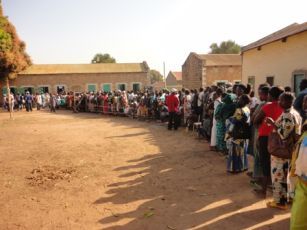 Women form long queue at Yabongo polling center, bracing blistering heat as they waited long hours to cast their votes on Jan 9, 2011 in Yambio. (ST)