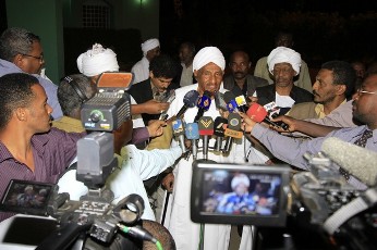 Leader of Umma Party and former prime minister Alsadiq Almahadi speaks to the media after meeting Sudan's President Omar Hassan al-Bashir in Khartoum January 22, 2011 (Reuters)