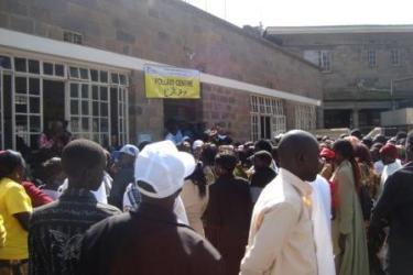 Voters standing in long queues to enter the polling station as a handful of policemen attempt to organize the process, Railway Club, Nairobi, Kenya, January 9, 2011 (ST)