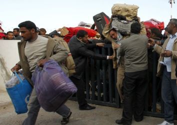 الاف من الاجانب يتفقون على الحدود المصرية للهروب من النزاع الدائر في ليبيا (رويترز)