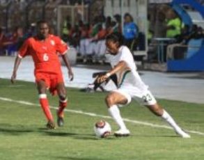 A Sudan player, in red, challenges a Niger player during Sudan's victory on at Hilal stadium. February 18, 2011 (Photo: Confederation of African Football- CAF)