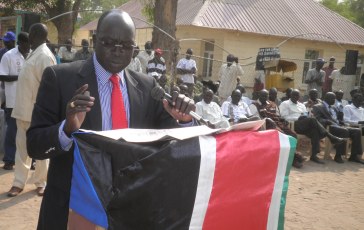 Deputy Governor, Hussein Maar Nyuot, reading ALWIFAQ newspaper to public on Friday 18 Feb. in a rally organized in front of Governor Office in Bor (photo J. Actually)