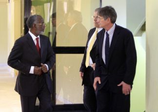 Sudan's Foreign Minister Ali Karti (L) walks out with U.S. Deputy Secretary of State James Steinberg (R) and U.S. Special Envoy to Sudan Scott Gration after their meeting in Khartoum February 2, 2011 (Reuters)