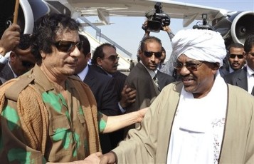 FILE - Sudanese president Omar al-Bashir, right, receives Libyan leader Muammar Gadhafi upon his arrival at the Khartoum International Airport in Khartoum, Sudan, Tuesday, Dec. 21, 2010 (AP)