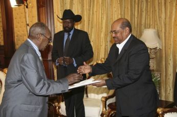 Southern Sudan Referendum Commission (SSRC) chairperson Mohamed Ibrahim Khalil (L) hands out the results of the referendum to Sudan's President Omar Hassan Al Bashir as first vice-president of Sudan and governor of Southern Sudan Salva Kiir (C) looks on at the presidential palace in Khartoum February 7, 2011. (REUTERS PICTURES)