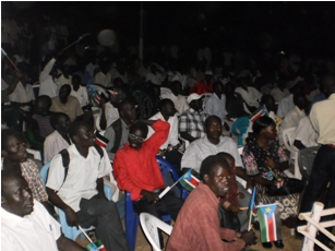 Hundreds of southern Sudanese attentively follow proceedings on televison as the final result of the region's independence referendum were announced in Khartoum. Feb 7, 2011 (ST)