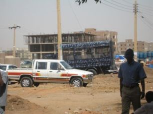 A truck full of anti-riot Sudanese policemen parked outside the HQ of the SPLM’s northern sector in Arkawit area in Khartoum, February 27, 2011. (ST)