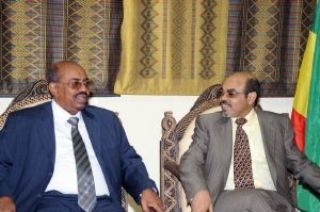 Sudan’s President Omer Hassan al-Bashir (L) and Ethiopian Prime Minister Meles Zenawi in Addis Ababa, April 21, 2009 (Reuters)