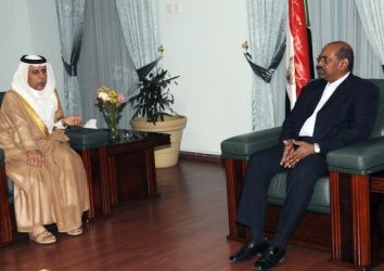 Sudan's President Omer Hassan Al-Bashir (R) meets with Qatar's State Minister for Foreign Affairs Ahmed bin Abdullah al-Mahmoud in Khartoum February 10, 2011 (Reuters)