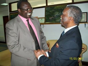 AU Panel chairman, Thabo Mbeki, shaking hands with South Sudan Vice President, Riek Machar, Juba, March 15, 2011 (ST)