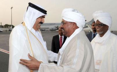 Qatari Emir Sheikh Hamad bin Khalifa al-Thani (R) welcomes Sudanese President Omer Hassan Al-Bashir upon his arrival at Doha international airport March 30, 2011  (QNA)