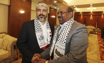 Sudan's President Omar Hassan al-Bashir (R) welcomes Hamas's political chief Khaled Meshaal before a meeting in Khartoum March 6, 2011 (Reuters)