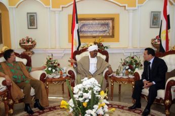 Sudanese President Omar al-Bashir (C) meets with Libyan leader Muammar Gaddafi (L) and Egypt's President ousted Hosni Mubarak in Khartoum on December 21, 2010, ahead of a referendum on south Sudan independence (Getty Images)