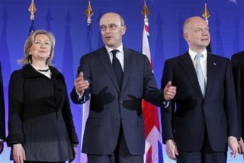 French Foreign Minister Alain Juppe, center, gestures as he poses with his counterpart William Hague of Britain and U.S. Secretary of State Hillary Rodham Clinton, during a Group of Eight foreign Ministers meeting in Paris, Monday, March 14, 2011 (AP PHOTOS)
