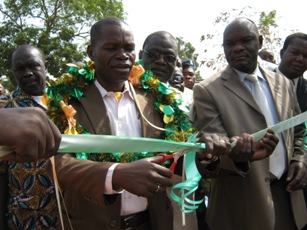 W. Equatoria governor Bangasi Joseph Bakosoro, assisted by state finance minister Evans Doctor Ruba, opens the southern state's new finance ministry. March 14, 2011 (ST)