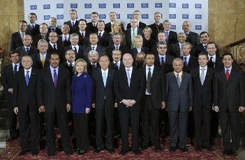 Britiain's Foreign Secretary William Hague (front C) stands with attendees for a family photograph, before a Libya Conference at the Foreign & Commonwealth Office in London March 29, 2011 (Reuters)